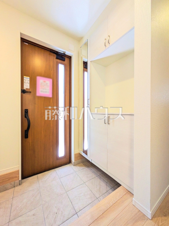 2号棟 玄関 身だしなみのチェックがしやすい大きな鏡、収納もたっぷりでスッキリとした空間をお作りいただけます【八王子市長沼町】 2号棟 玄関 身だしなみのチェックがしやすい大きな鏡、収納もたっぷりでスッキリとした空間をお作りいただけます【八王子市長沼町】