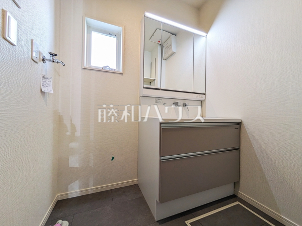 2号棟 三面鏡付きの洗面台。鏡の裏にも収納があり、歯ブラシや化粧品等もすっきり収納できます!【八王子市長沼町】 2号棟 三面鏡付きの洗面台。鏡の裏にも収納があり、歯ブラシや化粧品等もすっきり収納できます!【八王子市長沼町】