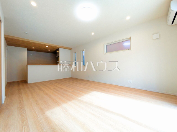 2号棟 約17.5帖のゆったりリビング。家族でテーブルを囲む素敵な時間をお愉しみ下さい。 【八王子市長沼町】 2号棟 約17.5帖のゆったりリビング。家族でテーブルを囲む素敵な時間をお愉しみ下さい。 【八王子市長沼町】