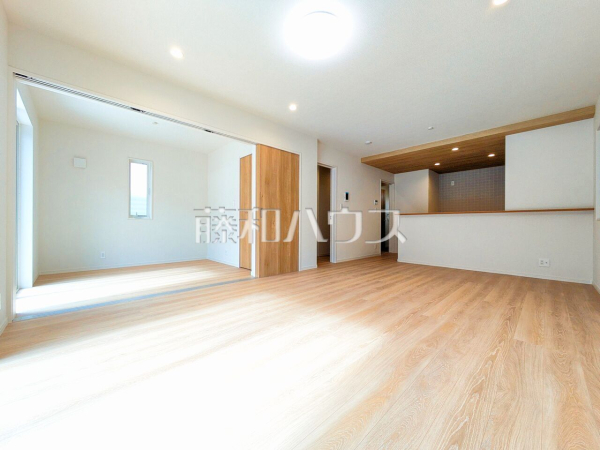 2号棟 リビング隣の居室は、引き戸を開ければ続き間として約21.25帖超の広々空間となります。【八王子市長沼町】 2号棟 リビング隣の居室は、引き戸を開ければ続き間として約21.25帖超の広々空間となります。【八王子市長沼町】