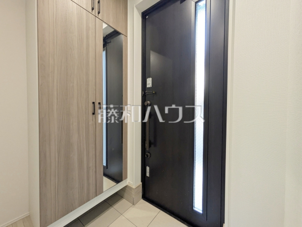 玄関には姿見がございます。身だしなみの最終チェックをして出掛けましょう! 【練馬区南大泉1丁目】 玄関には姿見がございます。身だしなみの最終チェックをして出掛けましょう! 【練馬区南大泉1丁目】