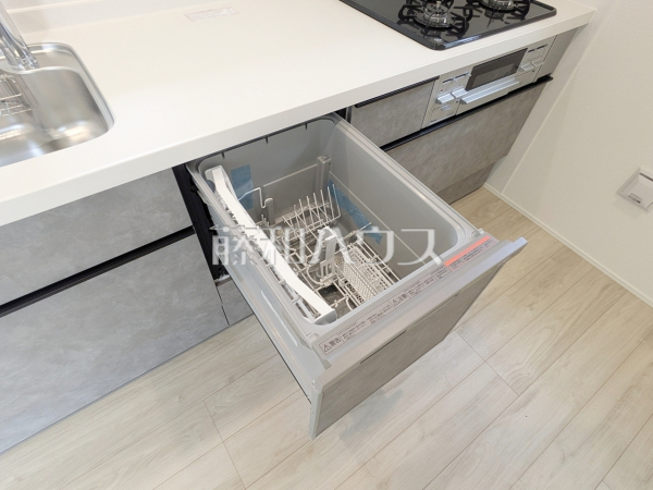 まとめ洗いができ、乾燥まで行ってくれる食器洗い乾燥機で食事の後片付けが楽になります。 【練馬区南大泉1丁目】 まとめ洗いができ、乾燥まで行ってくれる食器洗い乾燥機で食事の後片付けが楽になります。 【練馬区南大泉1丁目】