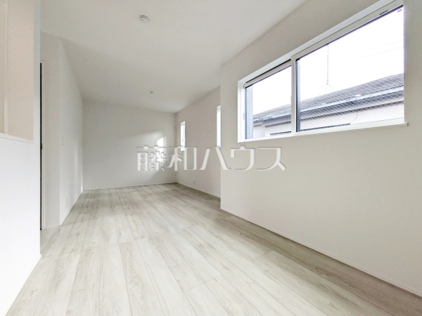 たくさんの窓から陽が差し込む明るく開放的なリビング 【練馬区南大泉1丁目】 たくさんの窓から陽が差し込む明るく開放的なリビング 【練馬区南大泉1丁目】