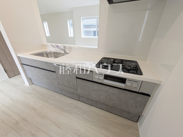 家族との会話も弾む対面式キッチン。3口ガスコンロは複数の調理を一度に行うことができ、レンジフードは見た目もスッキリしていてお手入れがしやすいです。 【練馬区南大泉1丁目】 家族との会話も弾む対面式キッチン。3口ガスコンロは複数の調理を一度に行うことができ、レンジフードは見た目もスッキリしていてお手入れがしやすいです。 【練馬区南大泉1丁目】