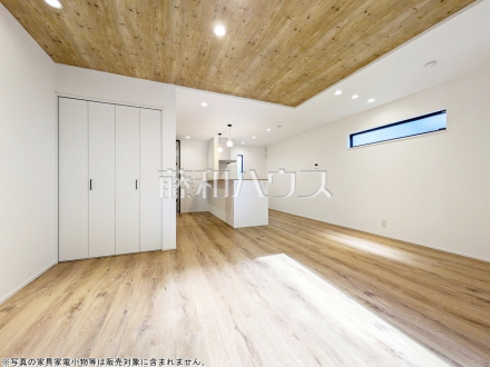 リビング 【東村山市廻田町3丁目】
リビングに併設された収納スペースには、お子様の本やおもちゃ、掃除機やちょっとした小物などがスッキリ収納できます。あったら便利なうれしい収納ですね!/撮影日2025/11/10