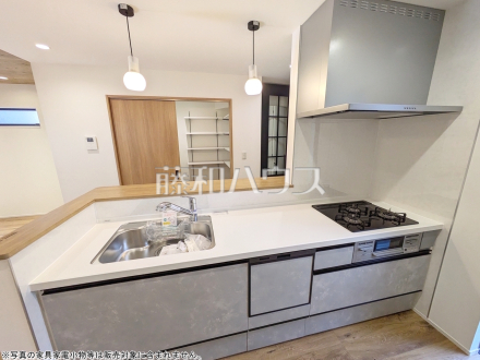 キッチン 【東村山市廻田町3丁目】
家族の為に料理をしてくれる人を考えたカウンターキッチン。料理中も会話が弾みます。
/撮影日2025/11/10