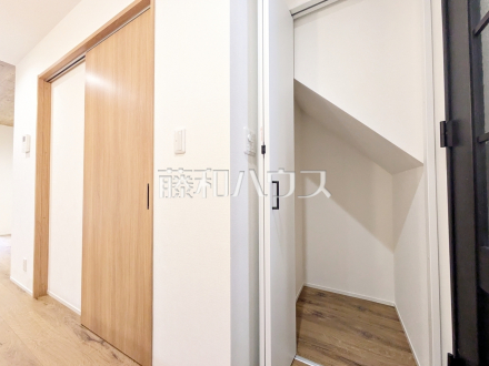 収納 【東村山市廻田町3丁目】
各部屋収納に加え、階段下などに多数収納があるため整理整頓に役立ちます。 /撮影日2025/11/08