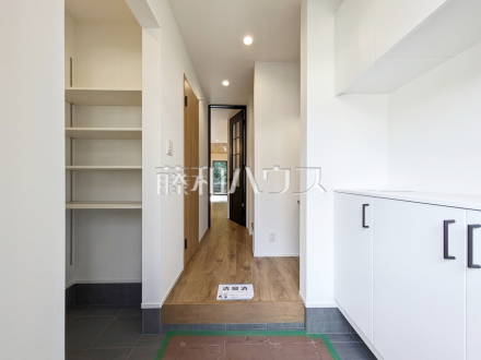 玄関から見た室内の様子 【東村山市廻田町3丁目】/撮影日2025/11/10