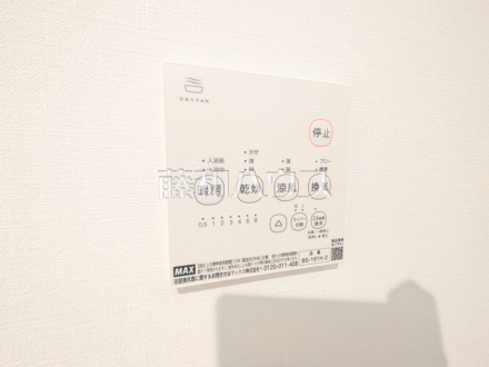 27号棟 浴室乾燥機リモコン 【日野市大字日野】 浴室には暖房機能を備えているので、冬の寒い時期には入浴前に予備暖房をすることで急激な温度変化によるヒートショックの防止にも役立ちます。/撮影日2026/09/27