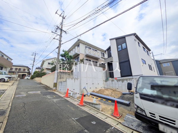 接道状況および現場風景 【福岡市城南区友丘6丁目】良い物件をゲットするためには早め早めのチェックをおすすめ致します。未完成の今のうちにぜひお問合せ下さいませ! 接道状況および現場風景 【福岡市城南区友丘6丁目】良い物件をゲットするためには早め早めのチェックをおすすめ致します。未完成の今のうちにぜひお問合せ下さいませ!