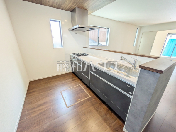 3号棟 キッチン 【福岡市城南区友丘6丁目】ご家族の様子がわかり、会話も楽しめる対面式システムキッチン
3号棟 キッチン 【福岡市城南区友丘6丁目】ご家族の様子がわかり、会話も楽しめる対面式システムキッチン