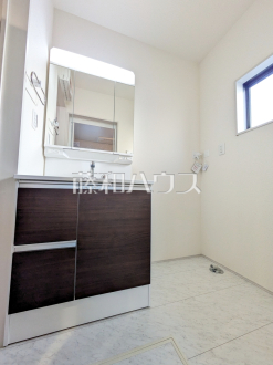 ≪洗面室≫三面鏡付きの洗面台。鏡の裏にも収納があり、歯ブラシや化粧品等もすっきり収納できます。 【調布市深大寺元町4丁目】/撮影日2025/10/31