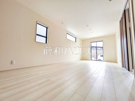 ≪リビング≫約17.75帖のゆったりリビング。家族でテーブルを囲む素敵な時間をお愉しみ下さい。 【調布市深大寺元町4丁目】/撮影日2025/11/02