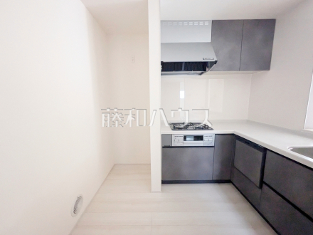 ≪キッチン≫ 動線が短いL字型キッチンで、準備も料理もテキパキとはかどります! 【調布市深大寺元町4丁目】/撮影日2025/10/31