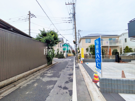 ≪接道状況≫ 周囲に高い建物のないエリアのため、空が大きく感じます。 【調布市深大寺元町4丁目】/撮影日2025/11/01