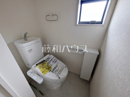 ≪トイレ≫ 各階にトイレがあると、階段の上り下りをせずに済むため就寝時なども便利です。 【調布市深大寺元町4丁目】/撮影日2025/10/31