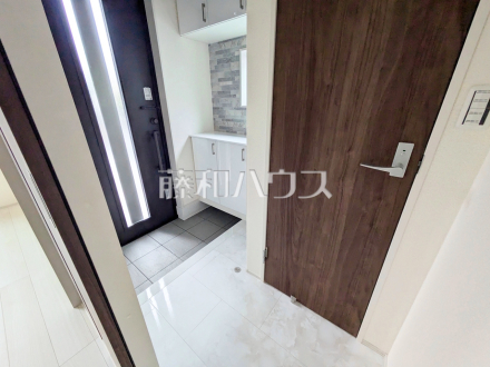 ≪玄関≫ 湿気や臭いがこもりがちな玄関に窓を設けることによって換気が楽になります。 【調布市深大寺元町4丁目】/撮影日2025/10/31