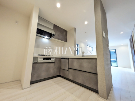 ≪キッチン≫家事をしながらご家族との会話も楽しめる対面キッチン 【調布市深大寺元町4丁目】/撮影日2025/10/31