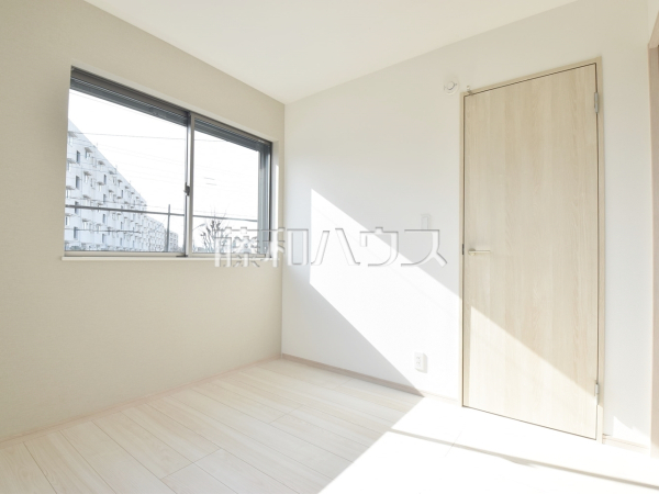 1号棟 居室 【東大和市奈良橋6丁目】
木目が美しいウッディなフローリングの居室は、穏やかで心安らぐ空間となるでしょう。 1号棟 居室 【東大和市奈良橋6丁目】
木目が美しいウッディなフローリングの居室は、穏やかで心安らぐ空間となるでしょう。