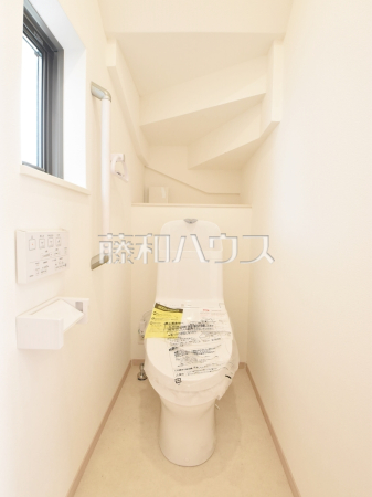 1号棟 トイレ 【東大和市奈良橋6丁目】
清潔な空間を保ちたいトイレはオフホワイトでまとめました。毎日使う場所だからこそお手入れも楽々にできる機能が搭載されております。 1号棟 トイレ 【東大和市奈良橋6丁目】
清潔な空間を保ちたいトイレはオフホワイトでまとめました。毎日使う場所だからこそお手入れも楽々にできる機能が搭載されております。