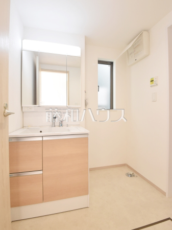 1号棟 洗面室 【東大和市奈良橋6丁目】
三面鏡付きの洗面台。鏡の裏にも収納があり、歯ブラシや化粧品等もすっきり収納できます。 1号棟 洗面室 【東大和市奈良橋6丁目】
三面鏡付きの洗面台。鏡の裏にも収納があり、歯ブラシや化粧品等もすっきり収納できます。