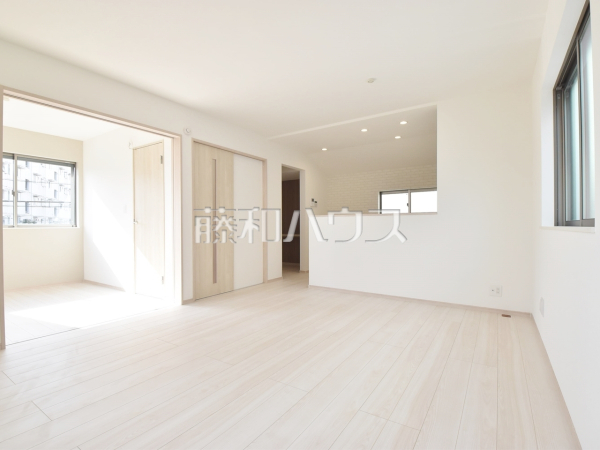 1号棟 リビング 【東大和市奈良橋6丁目】
対面キッチンを採用したリビングは明るく開放感を主として設計しました。一日の中で一番長く家族が集まる場所だから機能性と利便性を重視しました。 1号棟 リビング 【東大和市奈良橋6丁目】
対面キッチンを採用したリビングは明るく開放感を主として設計しました。一日の中で一番長く家族が集まる場所だから機能性と利便性を重視しました。