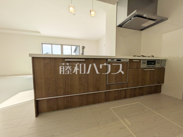 1号棟 キッチン 【春日井市下津町】使いやすくスタイリッシュなシステムキッチンには、毎日お使いになる方の視点が存分に活かされています。 1号棟 キッチン 【春日井市下津町】使いやすくスタイリッシュなシステムキッチンには、毎日お使いになる方の視点が存分に活かされています。