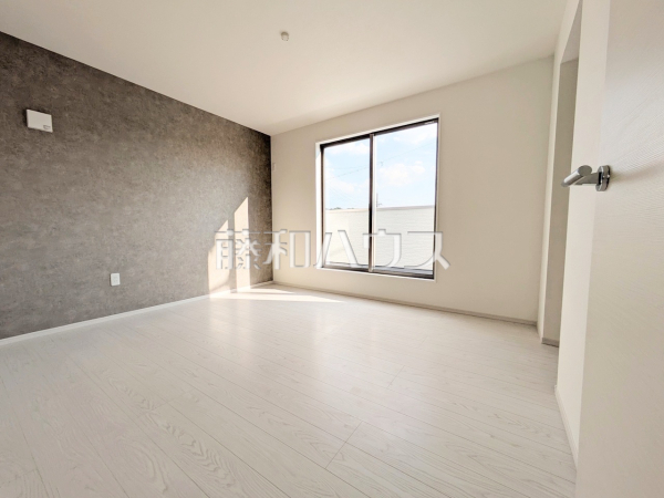 1号棟 居室 【春日井市下津町】2部屋からバルコニーへ出られるため、洗濯物を干す際にも家族が寝ている部屋を通らずに出入りができて便利です。 1号棟 居室 【春日井市下津町】2部屋からバルコニーへ出られるため、洗濯物を干す際にも家族が寝ている部屋を通らずに出入りができて便利です。