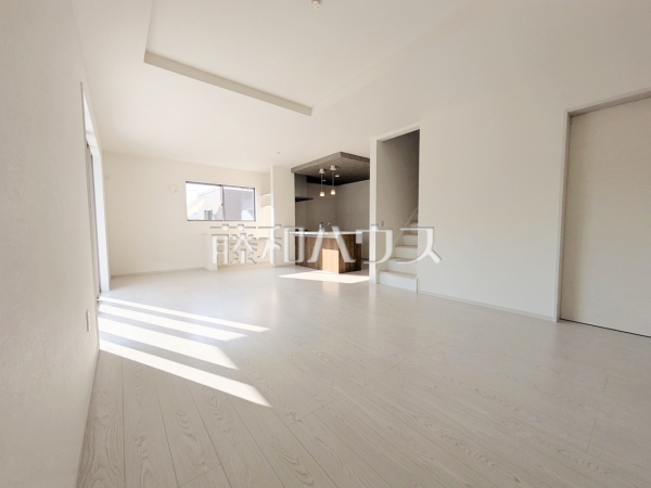 1号棟 リビング 【春日井市下津町】たっぷりの日差しや心地良い風が入る、広々としたリビングが魅力
1号棟 リビング 【春日井市下津町】たっぷりの日差しや心地良い風が入る、広々としたリビングが魅力