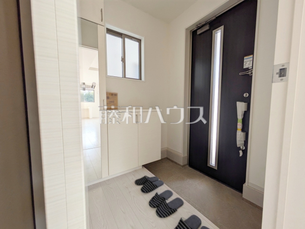 1号棟 玄関ホール 【春日井市下津町】玄関には姿見がございます。身だしなみを最終チェックをして出掛けましょう! 1号棟 玄関ホール 【春日井市下津町】玄関には姿見がございます。身だしなみを最終チェックをして出掛けましょう!