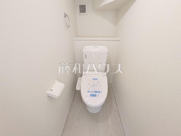 2号棟 トイレ 【春日井市下津町】トイレはいつまでも清潔な空間を保てるように、目に留まるだけではなく、汚れを拭き取り易いフロアと壁紙にしました。 2号棟 トイレ 【春日井市下津町】トイレはいつまでも清潔な空間を保てるように、目に留まるだけではなく、汚れを拭き取り易いフロアと壁紙にしました。