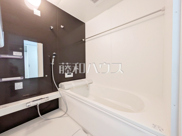 2号棟 浴室 【春日井市下津町】落ち着いた色合いで疲れたからだを癒す、贅沢なくつろぎ空間です。 2号棟 浴室 【春日井市下津町】落ち着いた色合いで疲れたからだを癒す、贅沢なくつろぎ空間です。