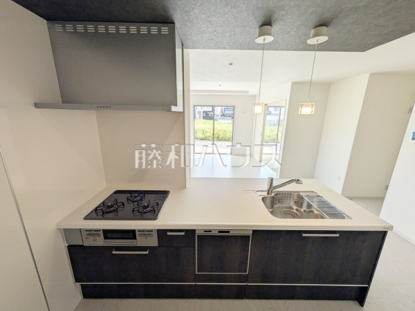 2号棟 キッチン 【春日井市下津町】隙間のないなめらかな人造大理石の一体型システムキッチン
2号棟 キッチン 【春日井市下津町】隙間のないなめらかな人造大理石の一体型システムキッチン