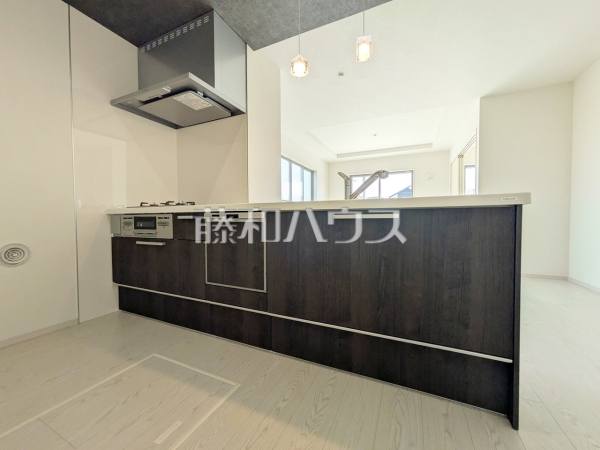 2号棟 キッチン 【春日井市下津町】使いやすくスタイリッシュなシステムキッチンには、毎日お使いになる方の視点が存分に活かされています。 2号棟 キッチン 【春日井市下津町】使いやすくスタイリッシュなシステムキッチンには、毎日お使いになる方の視点が存分に活かされています。