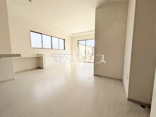 2号棟 リビング 【春日井市下津町】南側に大きな窓を設け、昼間は電気をつけずに過ごせる、明るい空間となるよう設計いたしました。 2号棟 リビング 【春日井市下津町】南側に大きな窓を設け、昼間は電気をつけずに過ごせる、明るい空間となるよう設計いたしました。