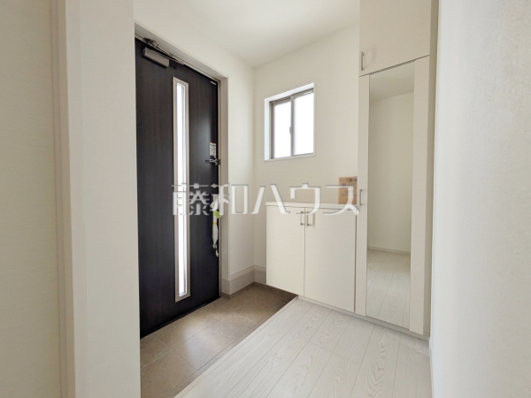 2号棟 玄関ホール 【春日井市下津町】玄関には姿見がございます。身だしなみを最終チェックをして出掛けましょう! 2号棟 玄関ホール 【春日井市下津町】玄関には姿見がございます。身だしなみを最終チェックをして出掛けましょう!