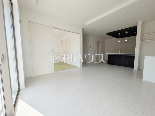 2号棟 リビング 【春日井市下津町】家族や仲間が集うLDKは約17.0帖あり、ゆったりと寛げる空間です。
2号棟 リビング 【春日井市下津町】家族や仲間が集うLDKは約17.0帖あり、ゆったりと寛げる空間です。