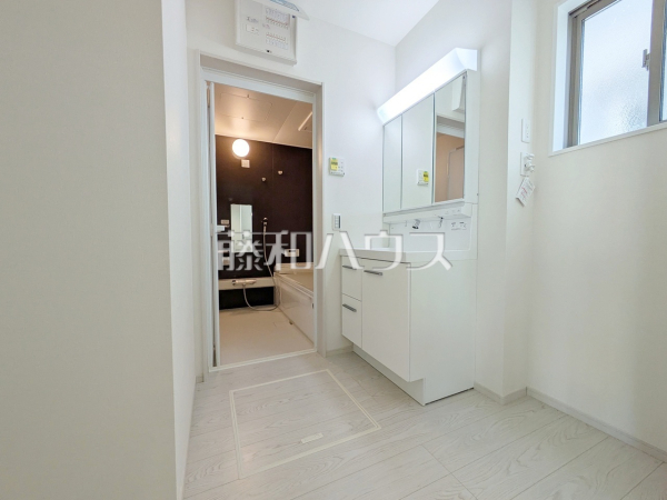 2号棟 洗面室 【春日井市下津町】洗面台はミラーの下から洗面ボウルまで、つなぎ目がなく一体型となっているのでお掃除も楽々です。また、水栓周りも水アカが付きづらい構造の為キレイを持続できます。 2号棟 洗面室 【春日井市下津町】洗面台はミラーの下から洗面ボウルまで、つなぎ目がなく一体型となっているのでお掃除も楽々です。また、水栓周りも水アカが付きづらい構造の為キレイを持続できます。