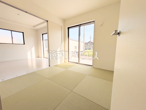 2号棟 和室 【春日井市下津町】リビング隣の和室は憩いの場としても、引き戸を開けてリビングの延長としても使えます。 2号棟 和室 【春日井市下津町】リビング隣の和室は憩いの場としても、引き戸を開けてリビングの延長としても使えます。