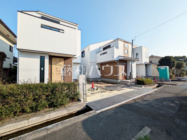 接道状況および現場風景 【府中市是政6丁目】
足場が外れて実際の外観が見えてきました。完成までもう少しです。 接道状況および現場風景 【府中市是政6丁目】
足場が外れて実際の外観が見えてきました。完成までもう少しです。