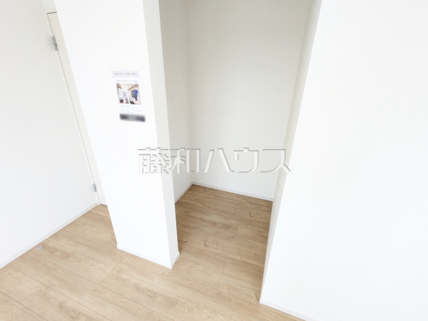 ウォークインクローゼット 【立川市西砂町2丁目】ウォークインクローゼットを完備。洋服はもちろんカバンやゴルフバックなど、大きなお荷物をお持ちの方でも安心のスペースです。 ウォークインクローゼット 【立川市西砂町2丁目】ウォークインクローゼットを完備。洋服はもちろんカバンやゴルフバックなど、大きなお荷物をお持ちの方でも安心のスペースです。