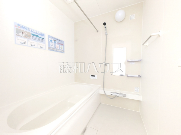 浴室 【立川市西砂町2丁目】浴室は一日の疲れを癒してくれる場所です。空間自体も清潔感溢れる白を基調に、全体的にゆったりとした雰囲気を演出! 浴室 【立川市西砂町2丁目】浴室は一日の疲れを癒してくれる場所です。空間自体も清潔感溢れる白を基調に、全体的にゆったりとした雰囲気を演出!