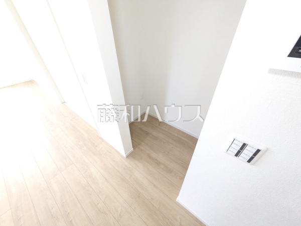 パントリー 【立川市西砂町2丁目】キッチンに隣接して備え付けのパントリーは便利な収納スペースです。食品のストック・飲料水・災害用の備蓄品まで収納できます。 パントリー 【立川市西砂町2丁目】キッチンに隣接して備え付けのパントリーは便利な収納スペースです。食品のストック・飲料水・災害用の備蓄品まで収納できます。