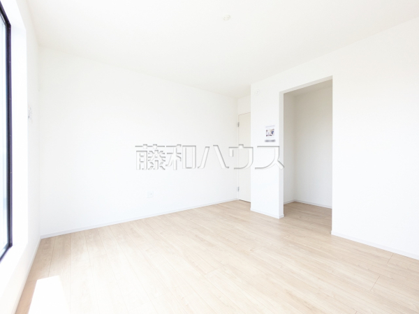 居室 【立川市西砂町2丁目】収納力が高いウォークインクローゼットは2箇所ございます。 居室 【立川市西砂町2丁目】収納力が高いウォークインクローゼットは2箇所ございます。