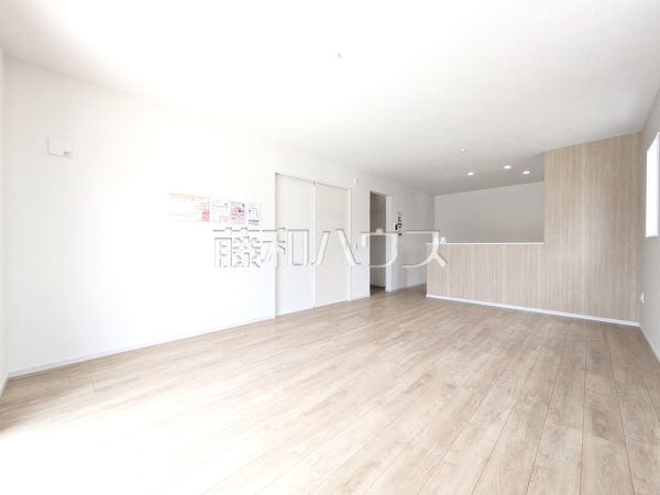 リビング 【立川市西砂町2丁目】たっぷりの日差しや心地良い風が入る、広々としたリビングが魅力。 リビング 【立川市西砂町2丁目】たっぷりの日差しや心地良い風が入る、広々としたリビングが魅力。