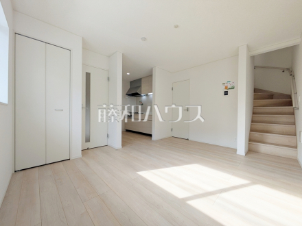 家族が集まるリビングに階段を設ける事で、自然と家族のコミュニケーションが広がります。 【新座市片山2丁目】/撮影日2026/04/07
