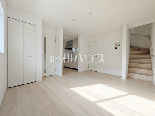家族が集まるリビングに階段を設ける事で、自然と家族のコミュニケーションが広がります。 【新座市片山2丁目】