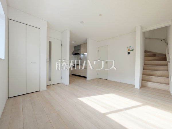 家族が集まるリビングに階段を設ける事で、自然と家族のコミュニケーションが広がります。 【新座市片山2丁目】 家族が集まるリビングに階段を設ける事で、自然と家族のコミュニケーションが広がります。 【新座市片山2丁目】