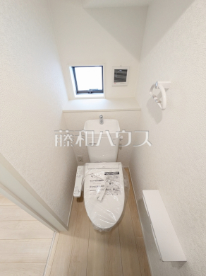 トイレはウォッシュレット付き、窓を設けた明るい空間で換気も可能 【新座市片山2丁目】