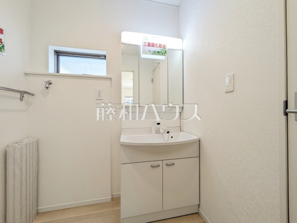 洗面室には三面鏡付きの洗面台。鏡の裏にも収納があり、歯ブラシや化粧品等もすっきり収納できて朝の準備がスムーズです 【新座市片山2丁目】 洗面室には三面鏡付きの洗面台。鏡の裏にも収納があり、歯ブラシや化粧品等もすっきり収納できて朝の準備がスムーズです 【新座市片山2丁目】